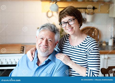 Feliz Pareja Mayor Se Queda En Casa Hombre Y Mujer De Mediana Edad