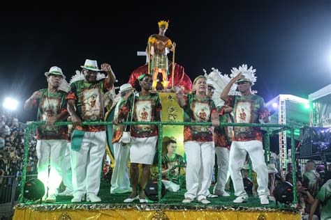 Os melhores momentos do desfile das escolas de samba de Niterói