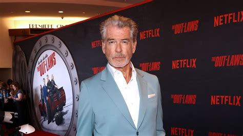 Nur Handtuch an Pierce Brosnan verrät peinlichen Moment