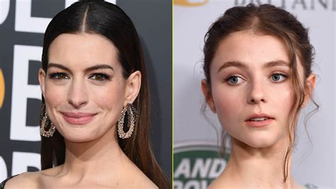 Primeras Imágenes De ‘eilee Anne Hathaway Y Thomasin Mckenzie