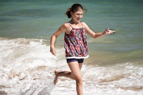 Une Jolie Fille Jouant Dans Les Vagues Sur La Plage Foyer Mou Concept