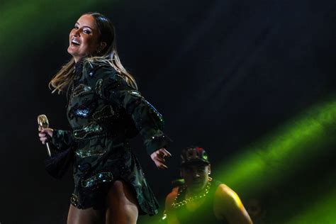 Fotos Claudia Leitte Sensualiza No Encerramento Da Festa Do Pe O De