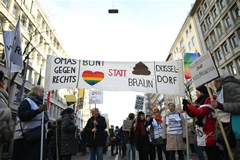 Menschen Bei Demo Gegen Rechts In D Sseldorf Macht Mich