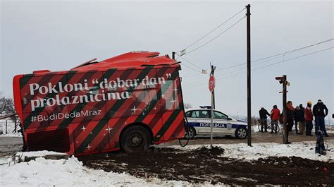 Najmanje Troje Mrtvih U Naletu Vlaka Na Autobus Kod Ni A Narod Hr