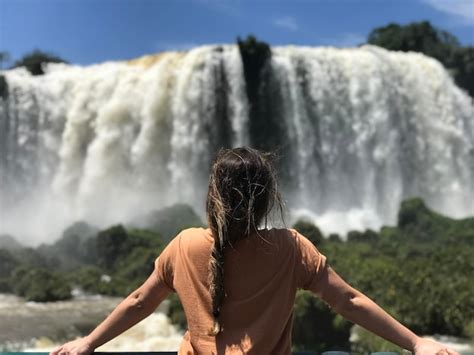 Turista Brasileña En Las Cataratas Del Iguazú Foto Premium