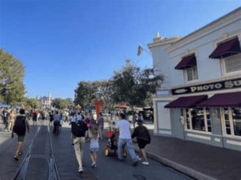 Disneyland Park Abruptly Shuts Down Denies Entry To Thousands Of Guests