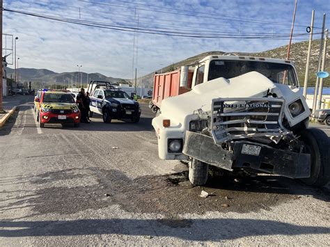 Dos personas lesionadas tras choque entre autobús y camión de carga en