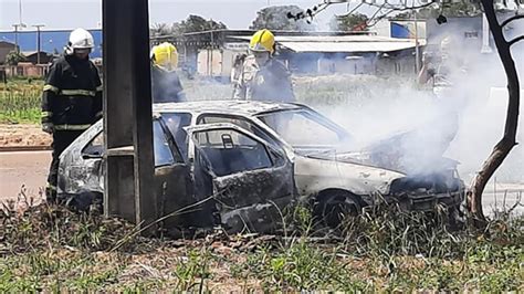 Carro pega fogo e fica destruído em Sinop Só Notícias