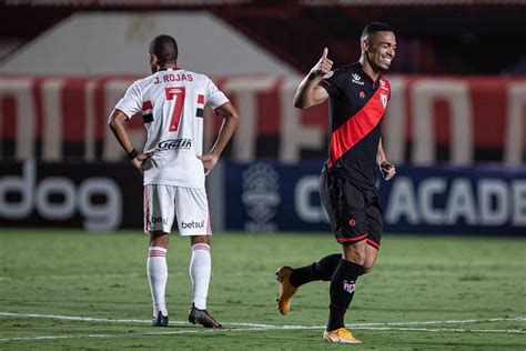 São Paulo joga mal em Goiânia e é derrotado pelo Atlético GO por 2 x 0