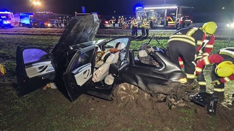 Schwerer Unfall Bei Regensburg Feuerwehr Rettet Familie Auf Der A3