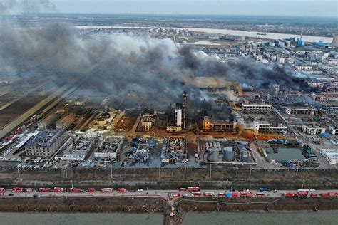 江苏响水化工厂爆炸事故已造成44人死亡 航拍多图 爆炸 化工厂爆炸 响水 新浪新闻