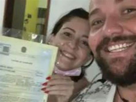 VÍDEO Casal festeja divórcio e viraliza Quem vive em paz não