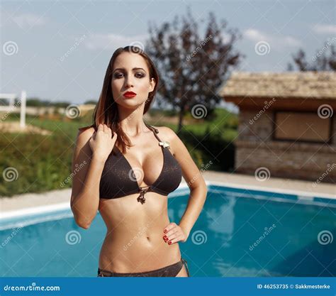 Sexy Frau Im Bikini Der Im Swimmingpool Aufwirft Stockbild Bild Von