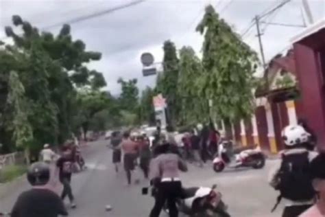 Dikejar Massa Hingga Ke Kantor Polisi Mobil Pelaku Tabrak Lari Dirusak