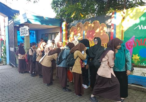 Kepsek Dan Guru UPT SPF SMPN 24 Makassar Sambut Peserta Didik Agar