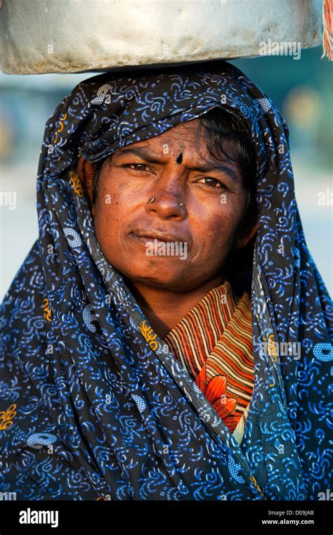 Mujer Carga Cabeza Fotograf As E Im Genes De Alta Resoluci N Alamy