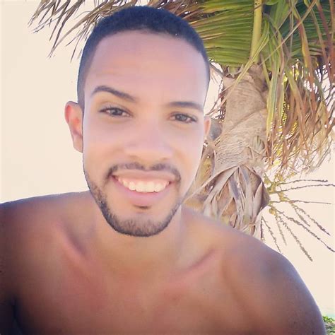 Estudante gay sofre ameaças de morte após ter fotos roubadas e usadas em aplicativos de paquera