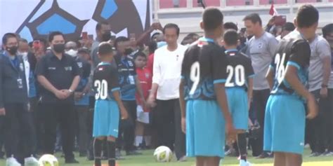 Papua Football Academy Diresmikan Jokowi Lakukan Tendangan Pertama