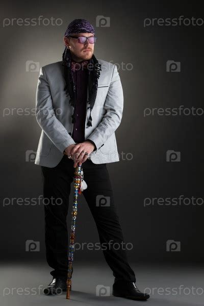 Фотография на тему Мужчина с тростью | PressFoto