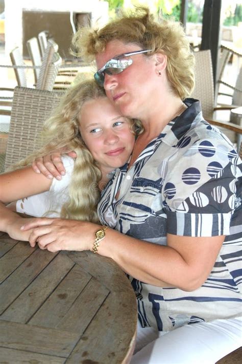 Blonde Mutter Und Tochter Stockfoto Bild Von Mode Person