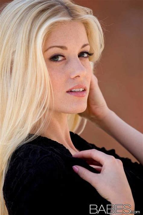 Loirinha Magrinha De Lingerie Sexy E A Buceta Raspada Safadas Na Web