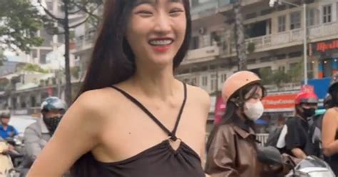 Hot girl nóng bỏng thu hút sự chú ý khi làm clip đạp xích lô và bốc vác tại Việt Nam