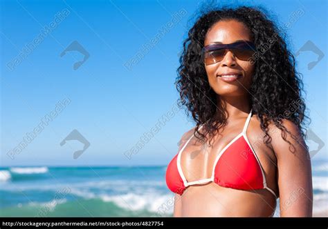 Attraktive Frau Im Bikini Am Strand Stock Photo