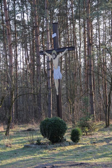 Krzyż obok cmentarza w Tworogu TWG Kurier