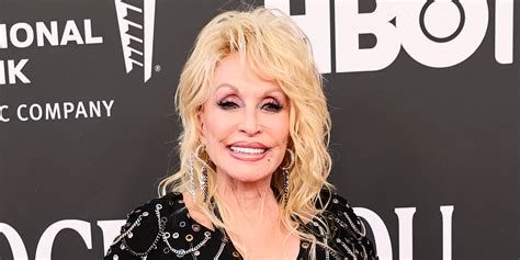 Inductee Dolly Parton Sparkles at Rock & Roll Hall of Fame Induction ...