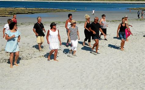 Festy Beach Quarante Personnes La Danse En Ligne Le T L Gramme