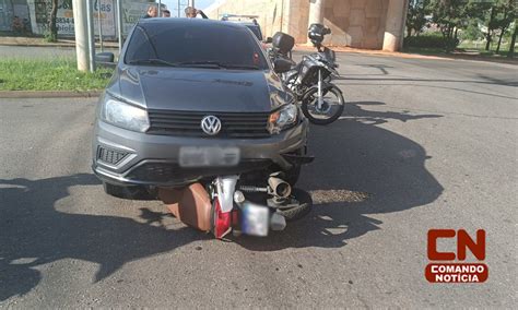 Motocicleta Para Embaixo De Carro Ap S Acidente No Parque Ecol Gico