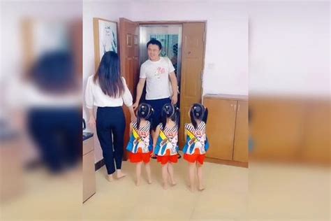 男子下班回家，媳妇带三个双胞胎女儿跳起舞蹈迎接，满满的仪式感