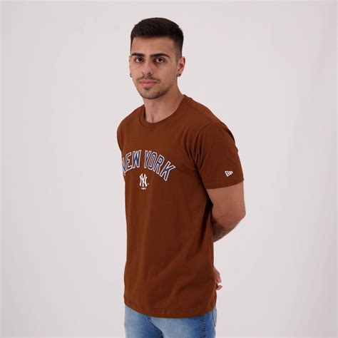 Camiseta New Era MLB New York Yankees Essentials Marrom FutFanatics