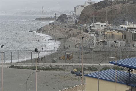 Un Total De 33 Inmigrantes Consiguen Cruzar A Nado La Frontera De Ceuta