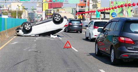 北港大橋一度大塞！轎車翻覆占據車道 疑為閃車自撞釀禍 社會 Ctwant