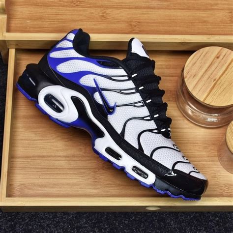 NIKE AIR MAX PLUS TN1 BRANCO PRETO E AZUL TUNED AIR