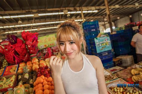 何冉 钻石版F6012闹市 美丝F6012 0007 Porn Pic