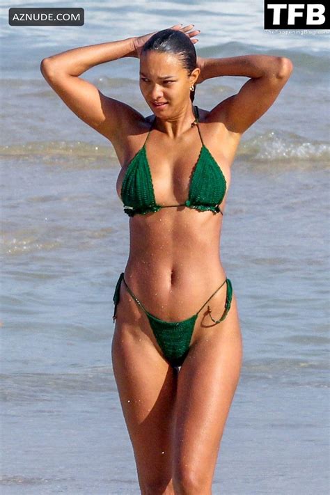 Lais Ribeiro Sexy Seen Showing Off Her Hot Tits And Ass In A Bikini At