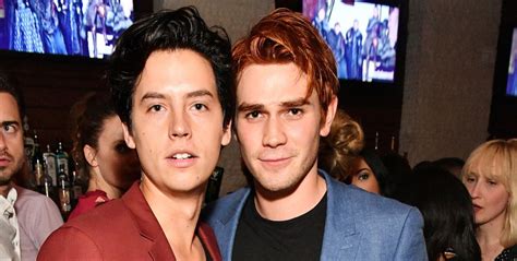 Kj Apa Riverdale Molestó A Cole Sprouse Así Reaccionó Video Mui Celebridades