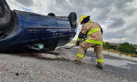 Conductor Maneja Sin Precauci N Y Termina Volcando Su Camioneta Sobre