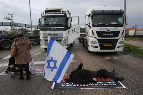 Israeli Settlers Try To Block Humanitarian Aid Headed To Gaza Daily Sabah