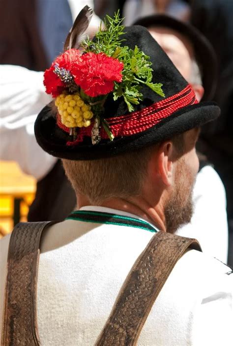 Lina Montan Una Guida Turistica Con Voi Il Cappello In Val Sarentino