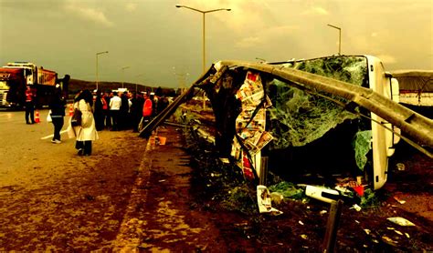 Gaziantep te feci kaza Yolcu otobüsü ile tır çarpıştı 14 yaralı