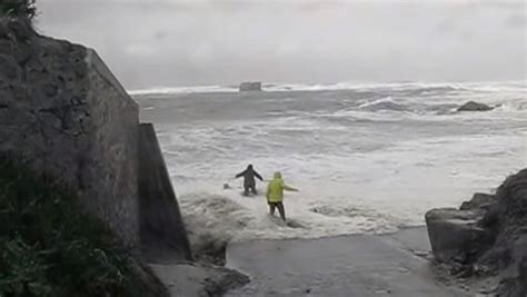 Finistère l impressionnante vidéo d un couple emporté par les vagues