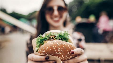 Studie Warum spätes Abendessen ungesund ist WOMEN S HEALTH