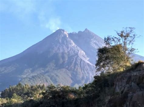 Sehari Merapi Dua Kali Muntahkan Awan Panas Tagar