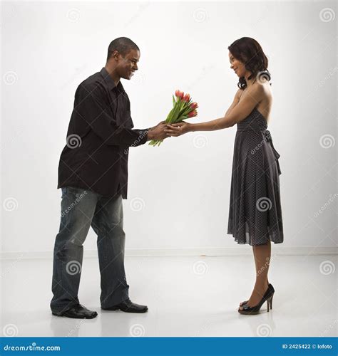 Homme Donnant Des Fleurs De Femme Photo Stock Image Du Image