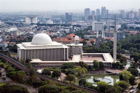 Istiqlal Mosque Local Tour, Daytrips, Sightseeing Packages | Easybook®(LA)