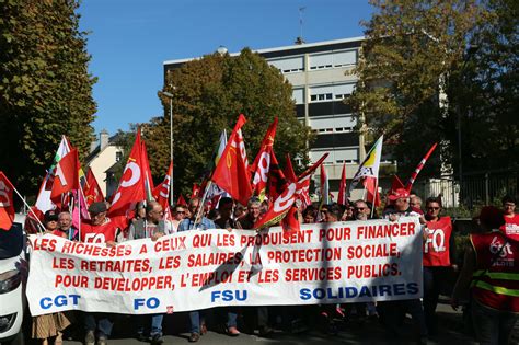 Élèves travailleurs et retraités défilent dans les rues de Blois