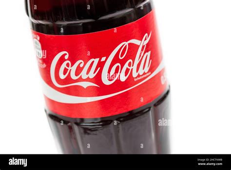 Primer plano de una botella de cristal clásica Coca Cola aislada sobre